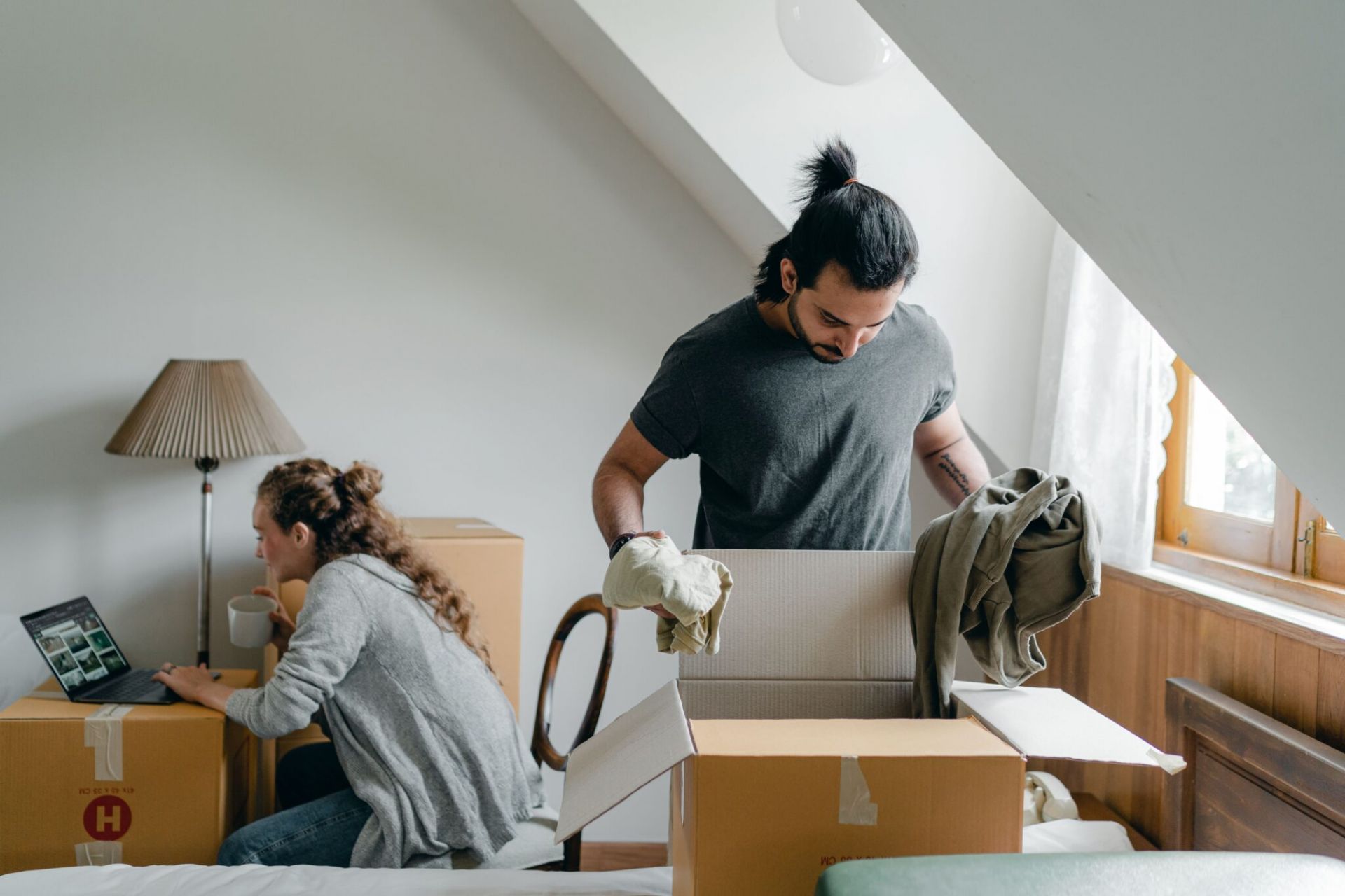 Ein Paar in der Wohnung am Ausräumen